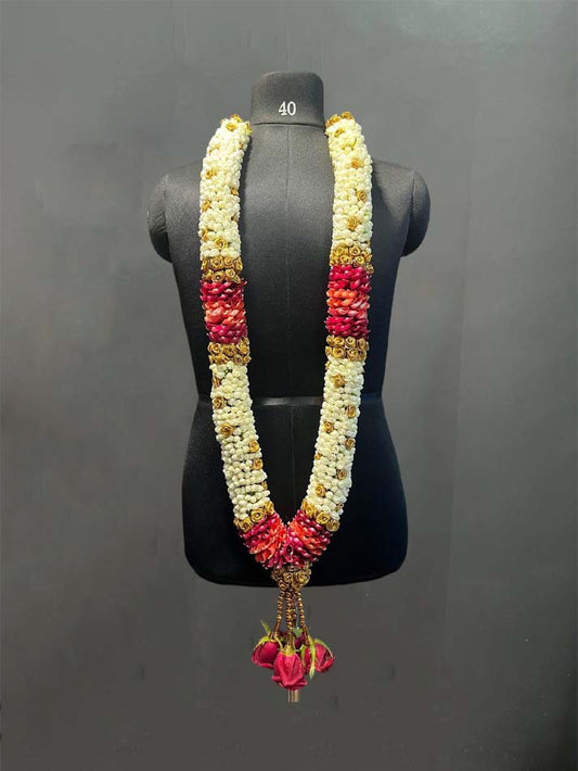 Nanthiyavattam with gold rose & Rose Patel